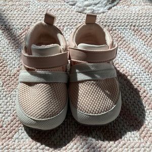 Good used condition Ro+Me crib shoes (6-12 mo)